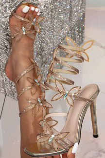 Détail des lanières ornées de papillons glam