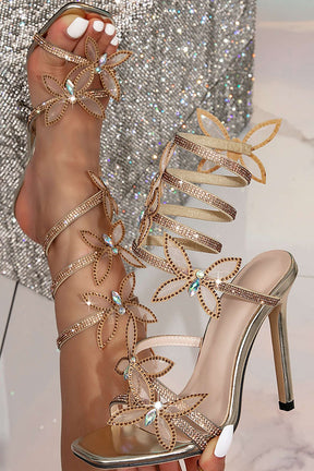 Détail des lanières ornées de papillons glam