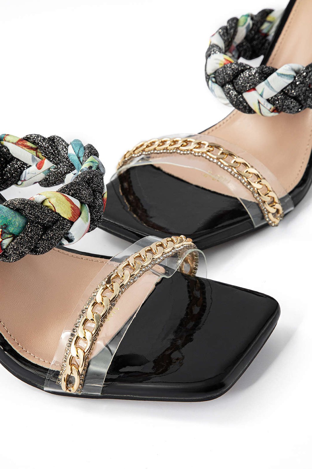 Détail de la tresse et chaîne dorée des sandales - étoile