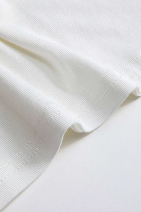 T-shirt blanc col V ajusté porté casual vent