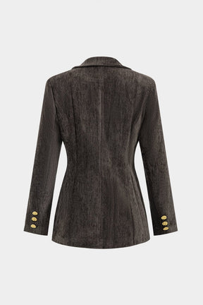 Détail bouton doré du blazer velours raffinement