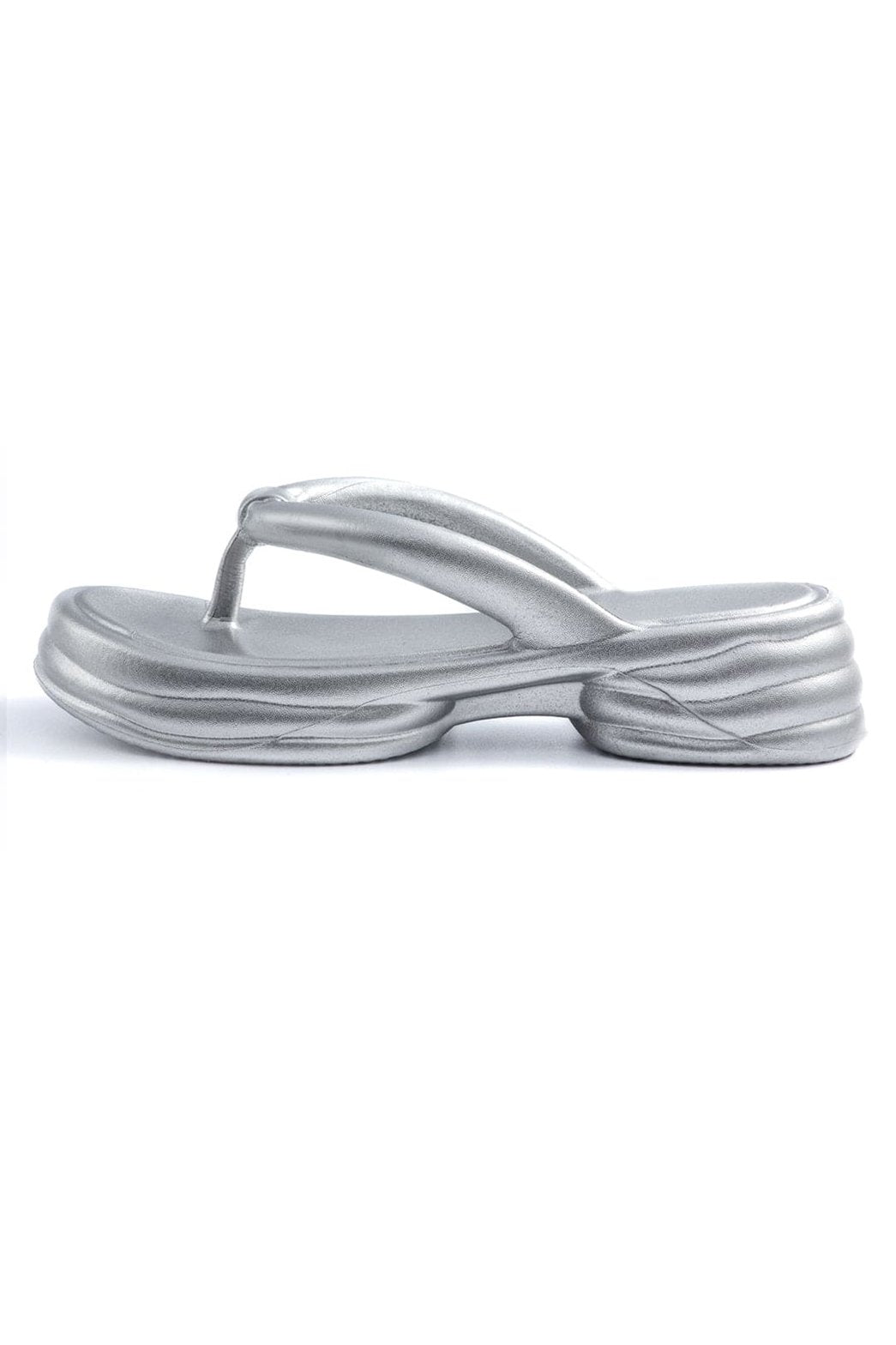 Tongs métalliques plateforme vue dessus vague