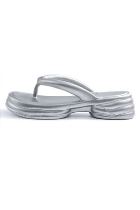 Tongs métalliques plateforme vue dessus vague