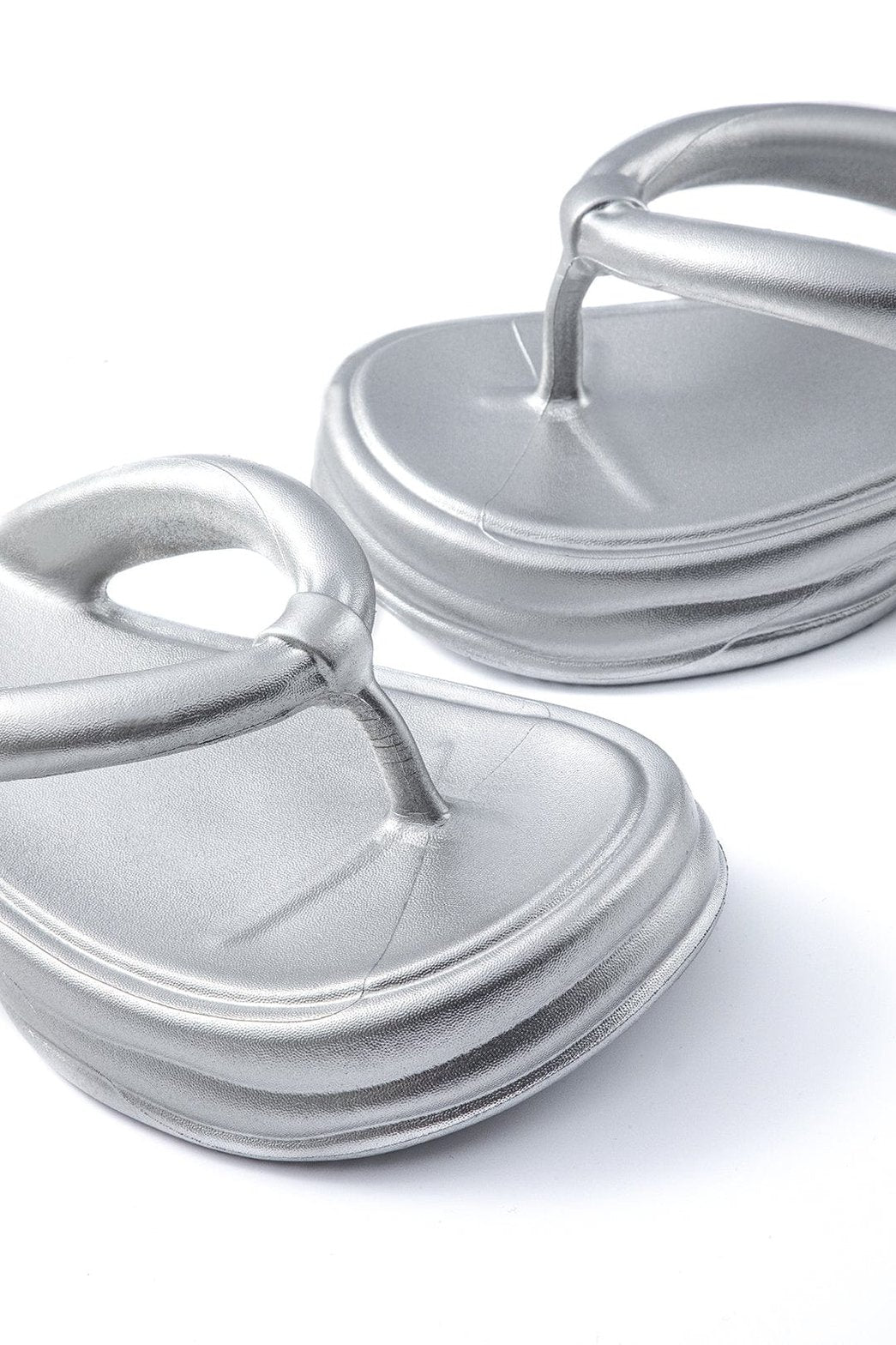 Tongs argentées design moderne sable