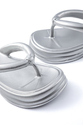 Tongs argentées design moderne sable