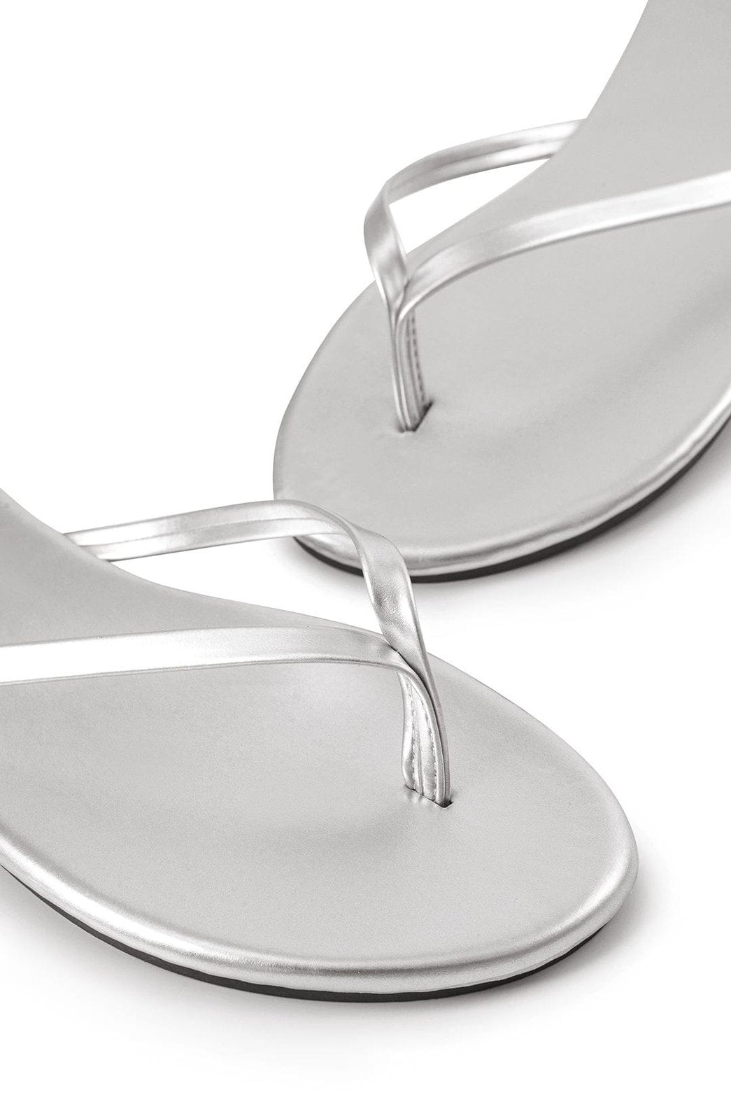 Tongs plates détail semelle vague