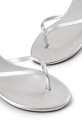 Tongs plates détail semelle vague