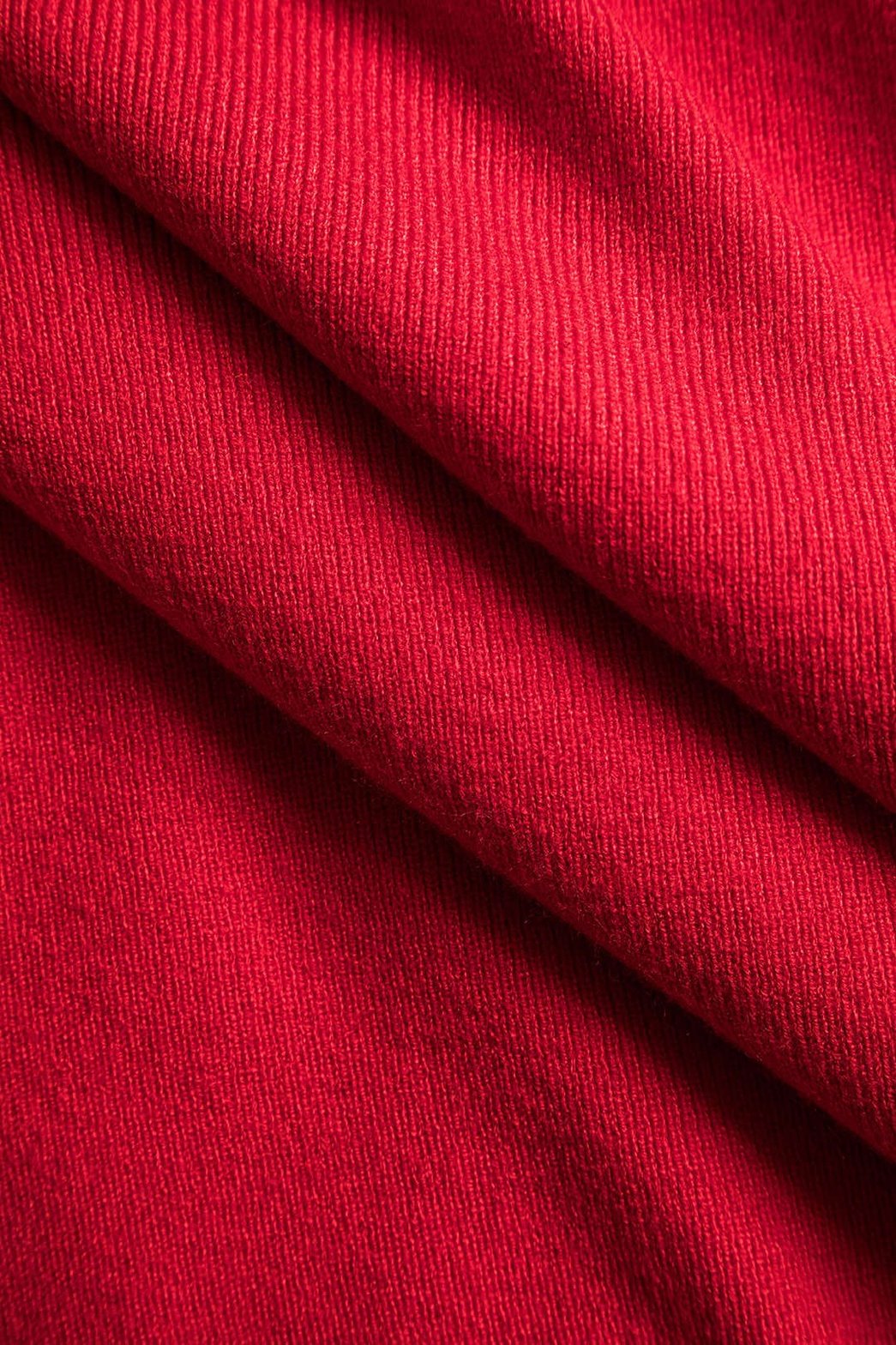 Top bardot rouge porté vue de profil lune