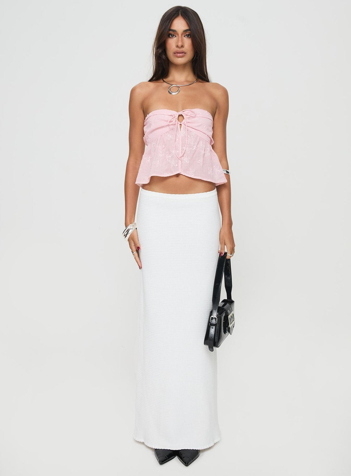 Détail de la broderie du top rose vague