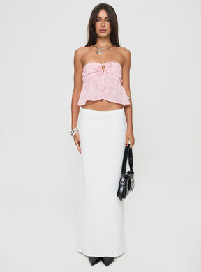 Détail de la broderie du top rose vague