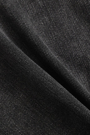Top cami denim noir porté style casual vague