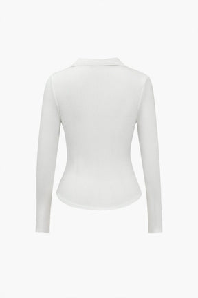 Top blanc col V boutonné vue de côté soleil
