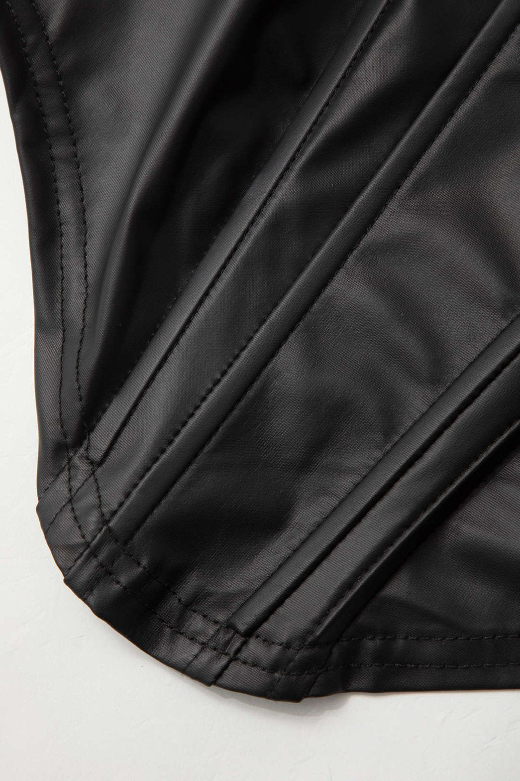 Top corset asymétrique noir porté nuage