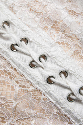 Top corset en dentelle blanche porté pluie