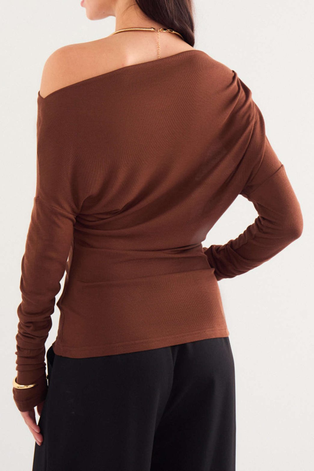 Top asymétrique drapé marron porté nuage