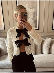 Top pailleté avec nœud papillon noir étincelle