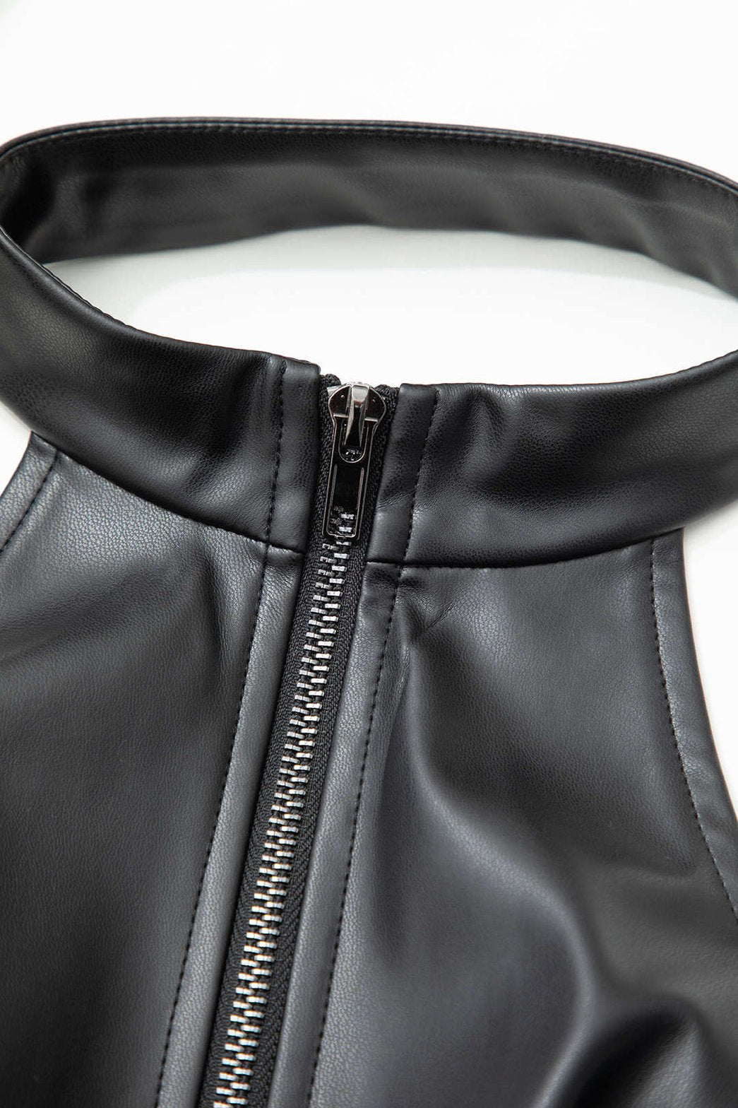 Top noir moulant avec col montant chic