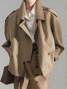 Trench asymétrique beige vue de face soleil