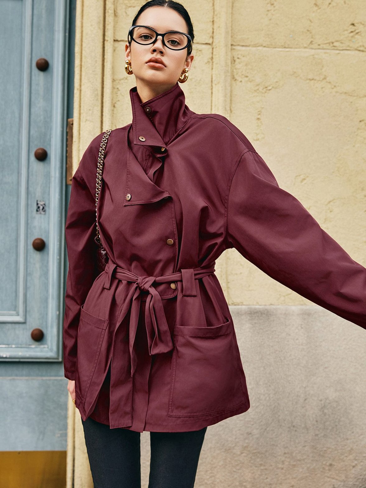 Trench asymétrique bordeaux vue de face magnifique