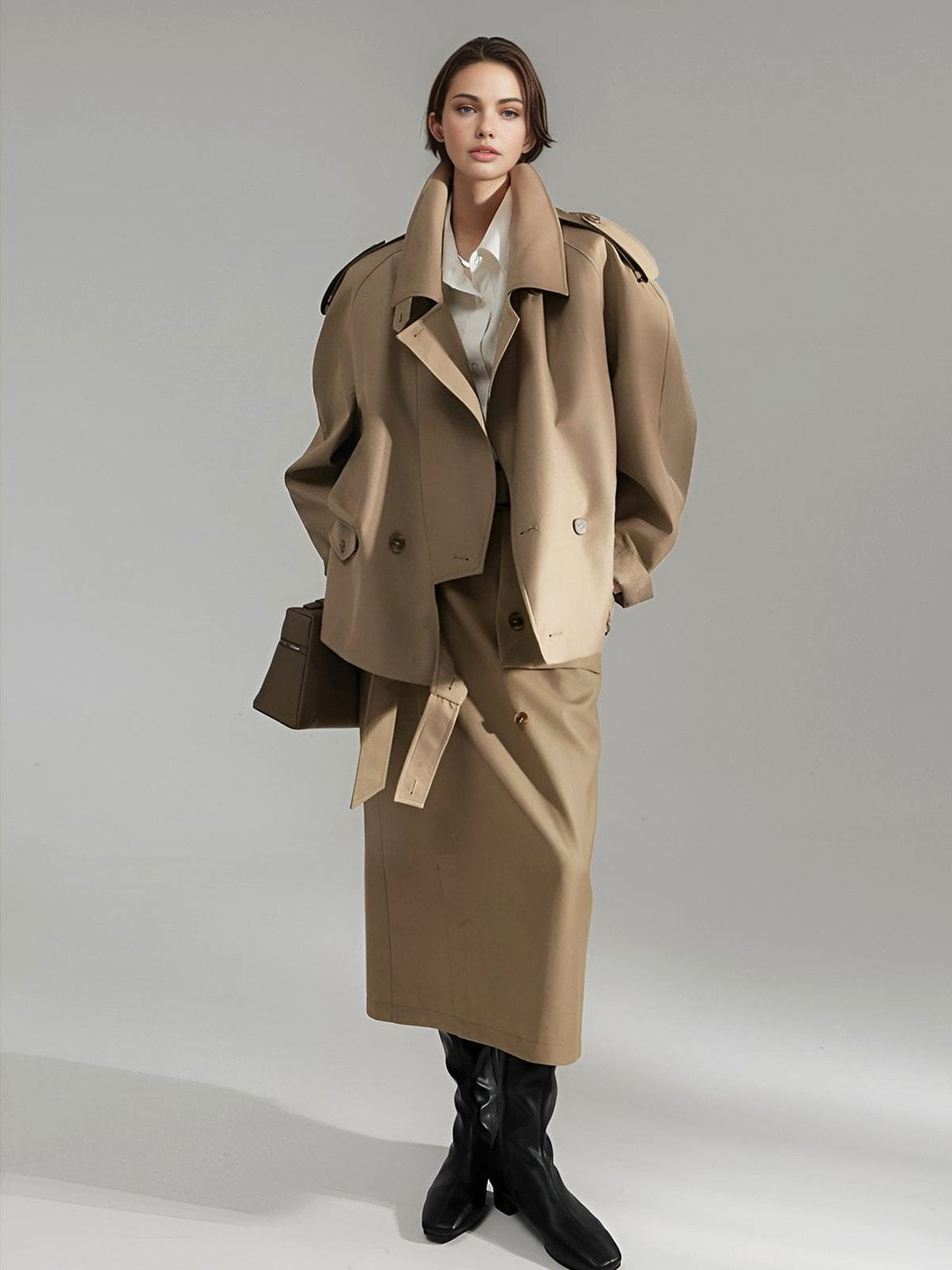 Trench coat beige asymétrique vue d'ensemble grâce