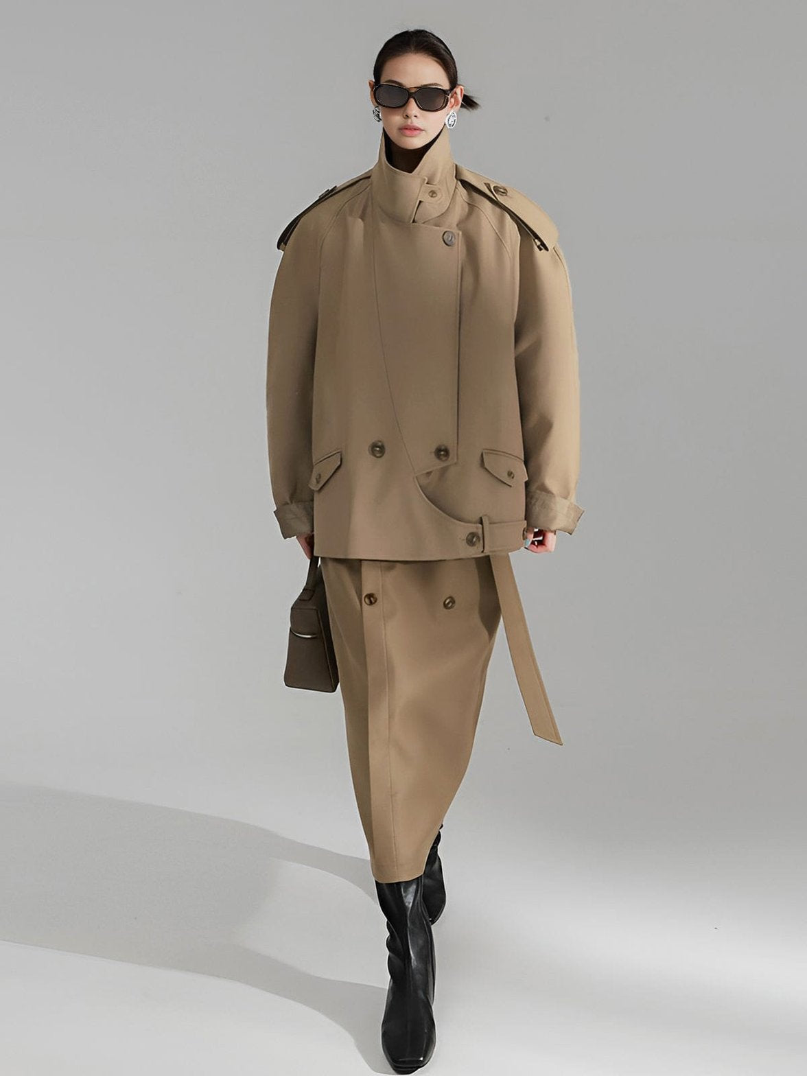 Trench asymétrique beige vue de dos nuage