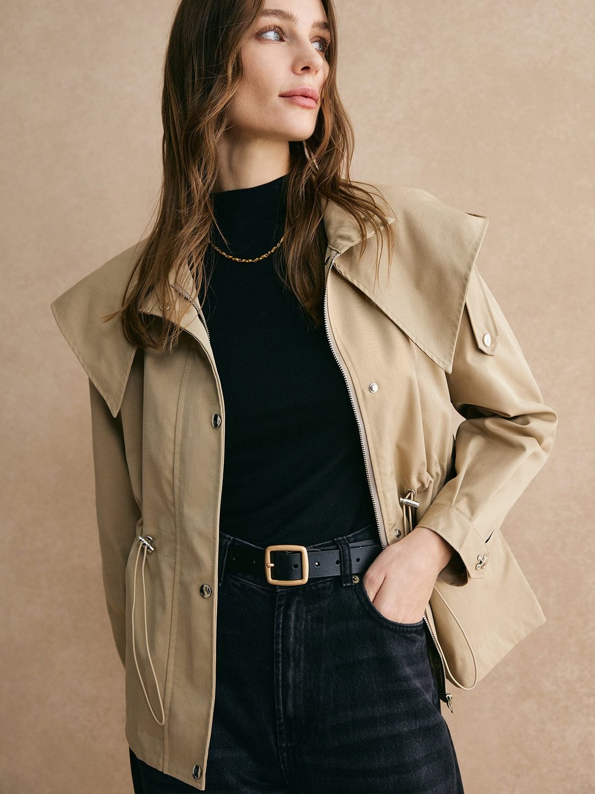 Trench beige élégant vue face serein