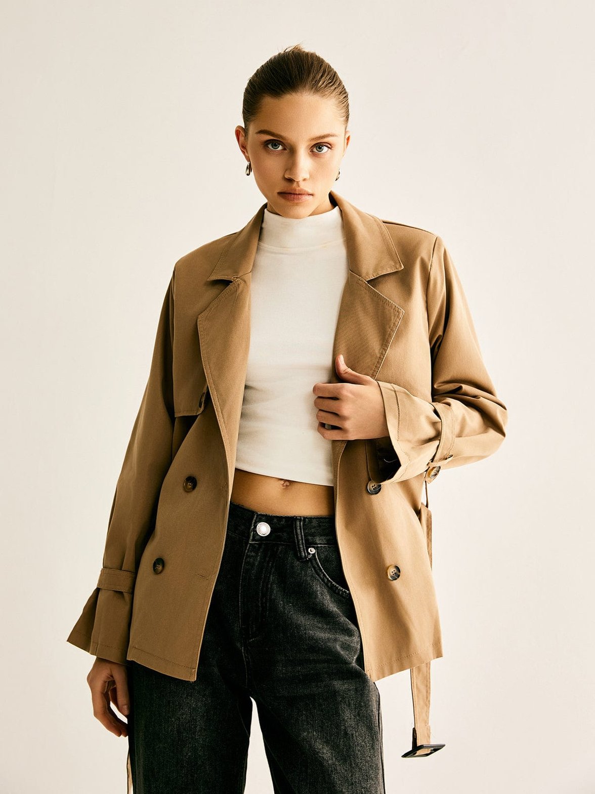Trench beige classique vue de face soleil