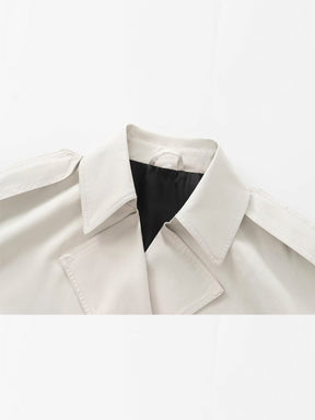 Trench-coat blanc vue de profil lune