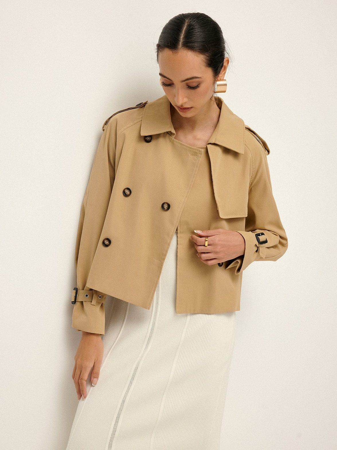 Trench-coat coupe ajustée vue profil vent