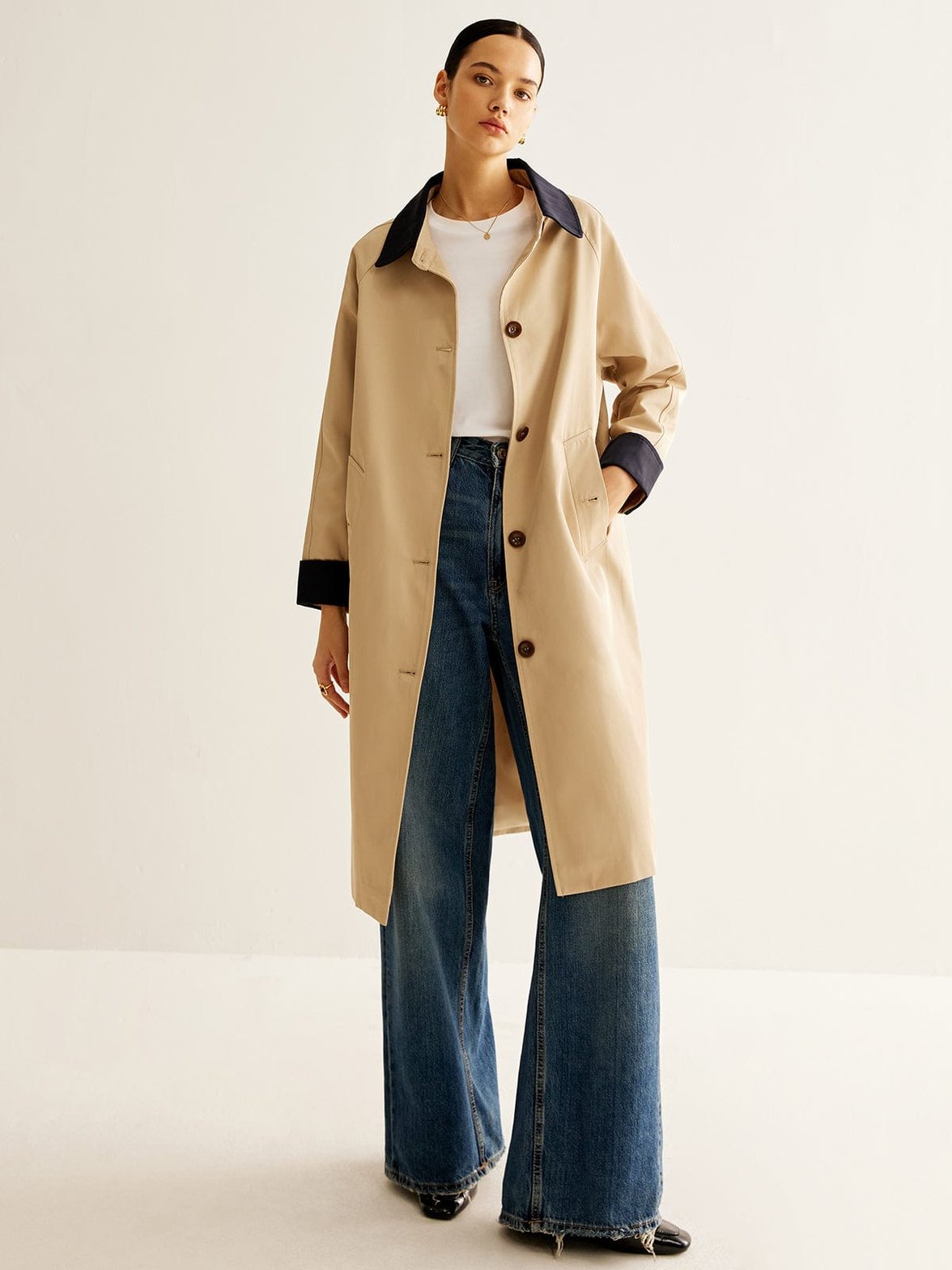 Trench-coat porté style décontracté sérénité