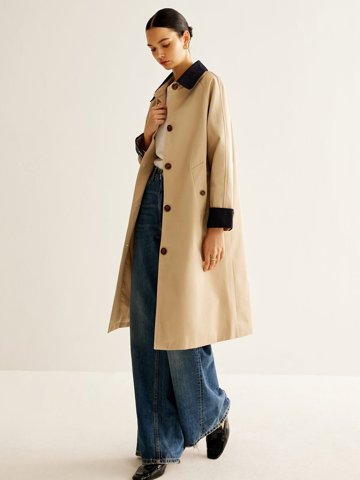 Vue latérale du trench-coat beige élégance