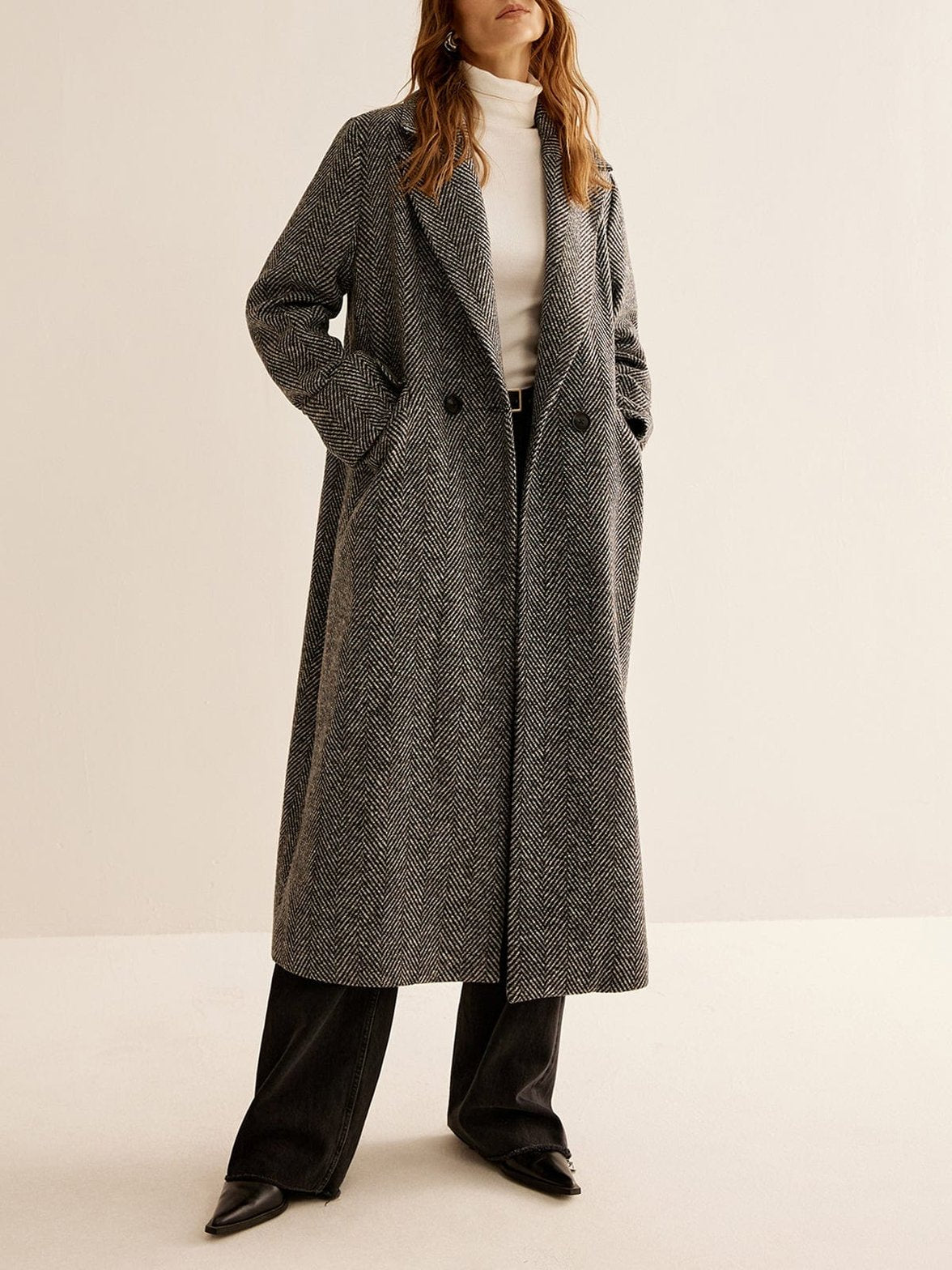 Trench-coat long élégant vue de face soleil