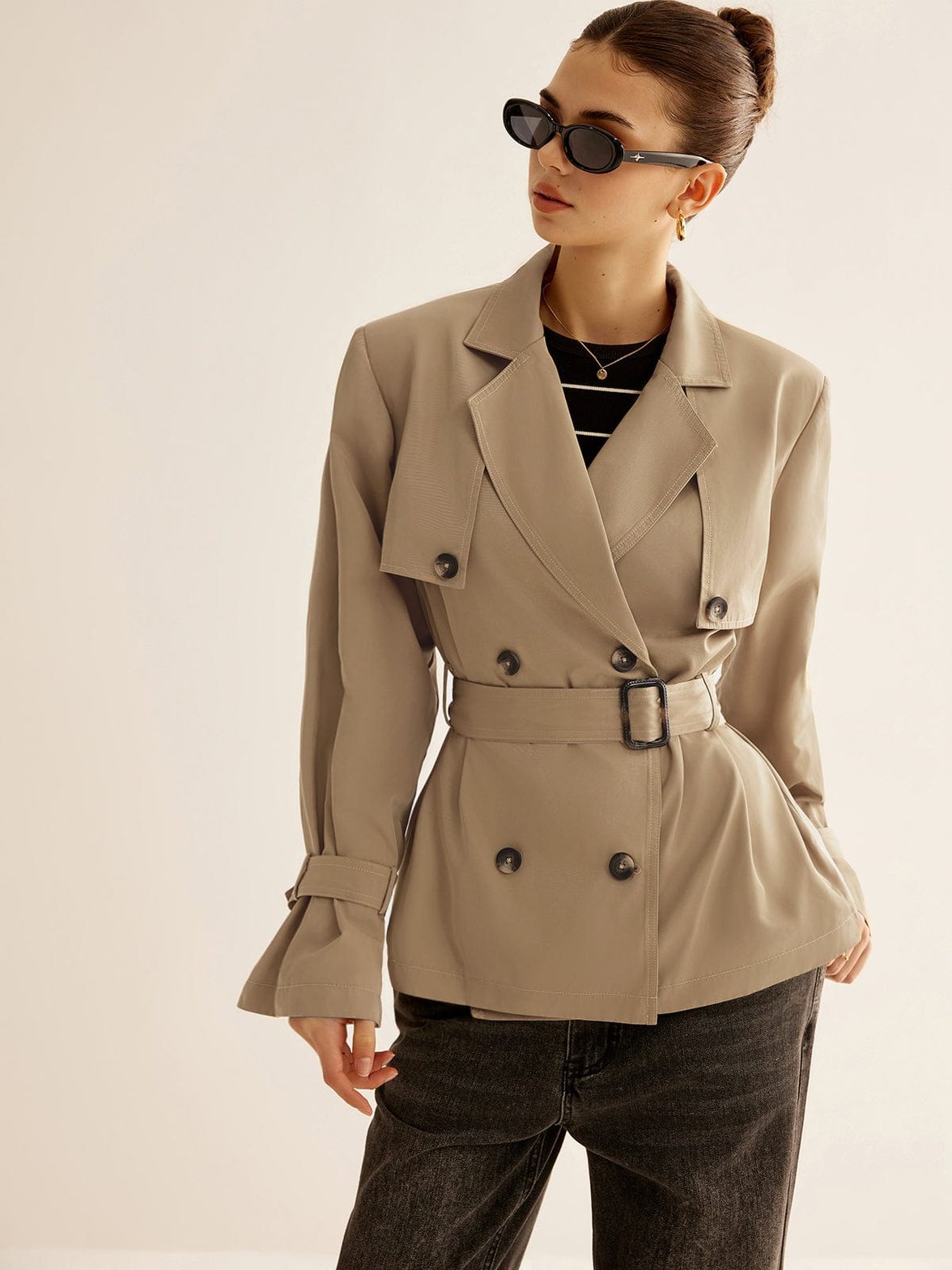 Trench court beige élégant avec épaulettes soleil