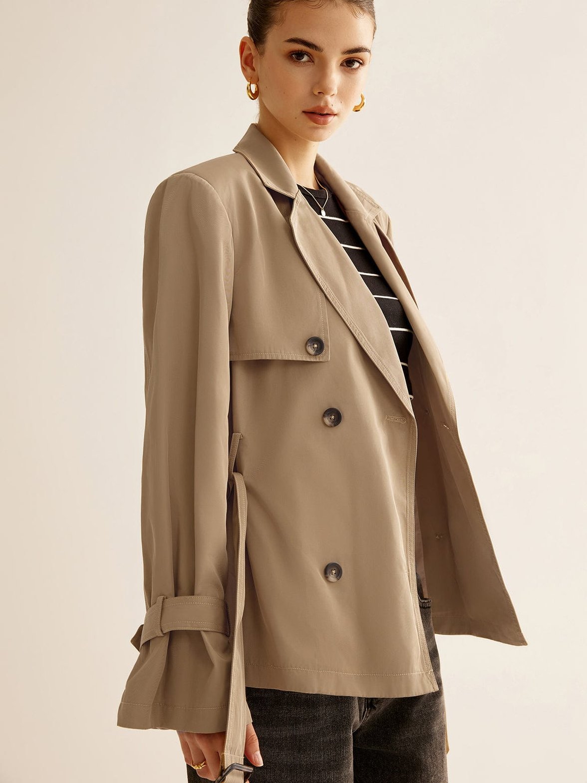 Détail des épaulettes du trench beige harmonie