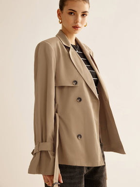 Détail des épaulettes du trench beige harmonie