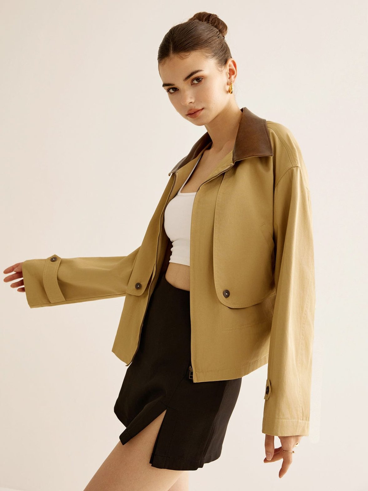 Trench beige vue côté allure