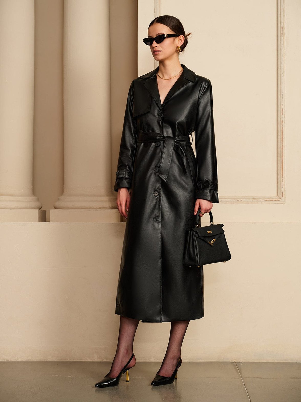 Trench long en cuir noir vue de face soleil
