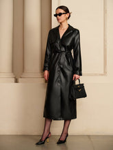 Trench long en cuir noir vue de face soleil