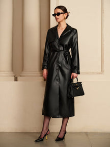Trench long en cuir noir vue de face soleil