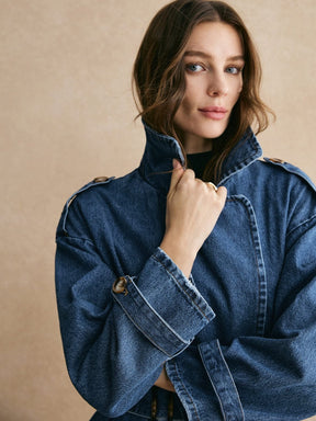 Trench denim ceinturé vue de dos léger