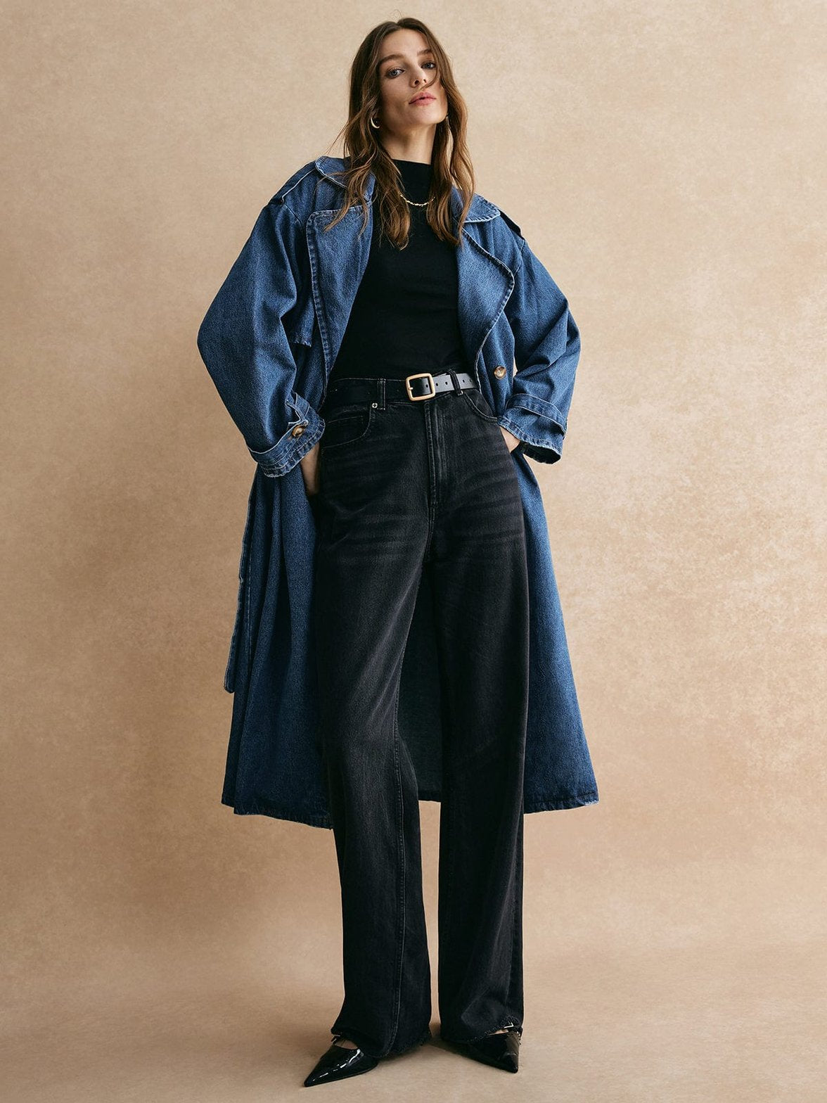 Trench long en denim bleu vue de face doux