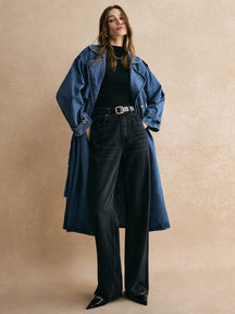 Trench long en denim bleu vue de face doux