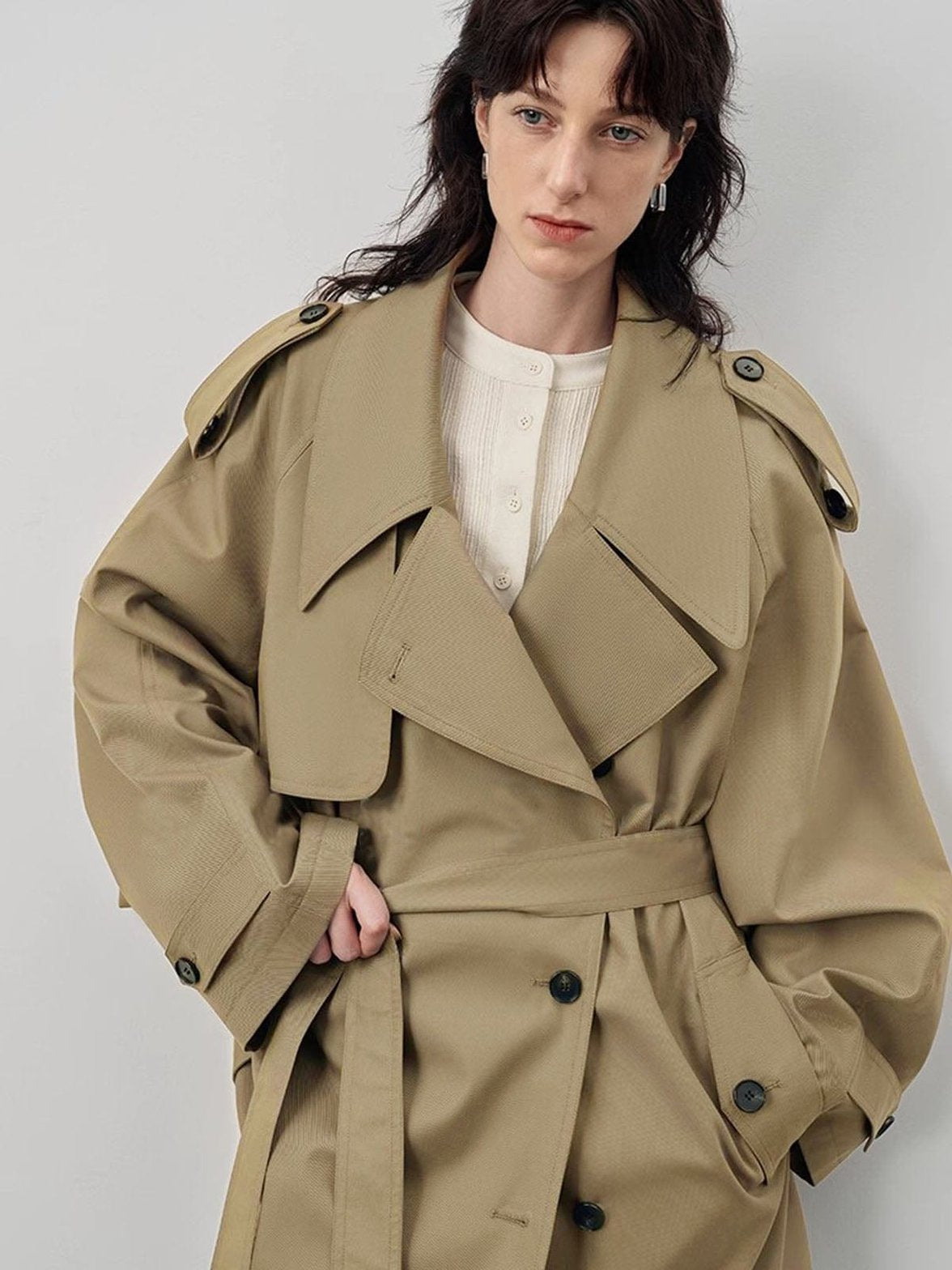 Trench beige détail ceinture élégant