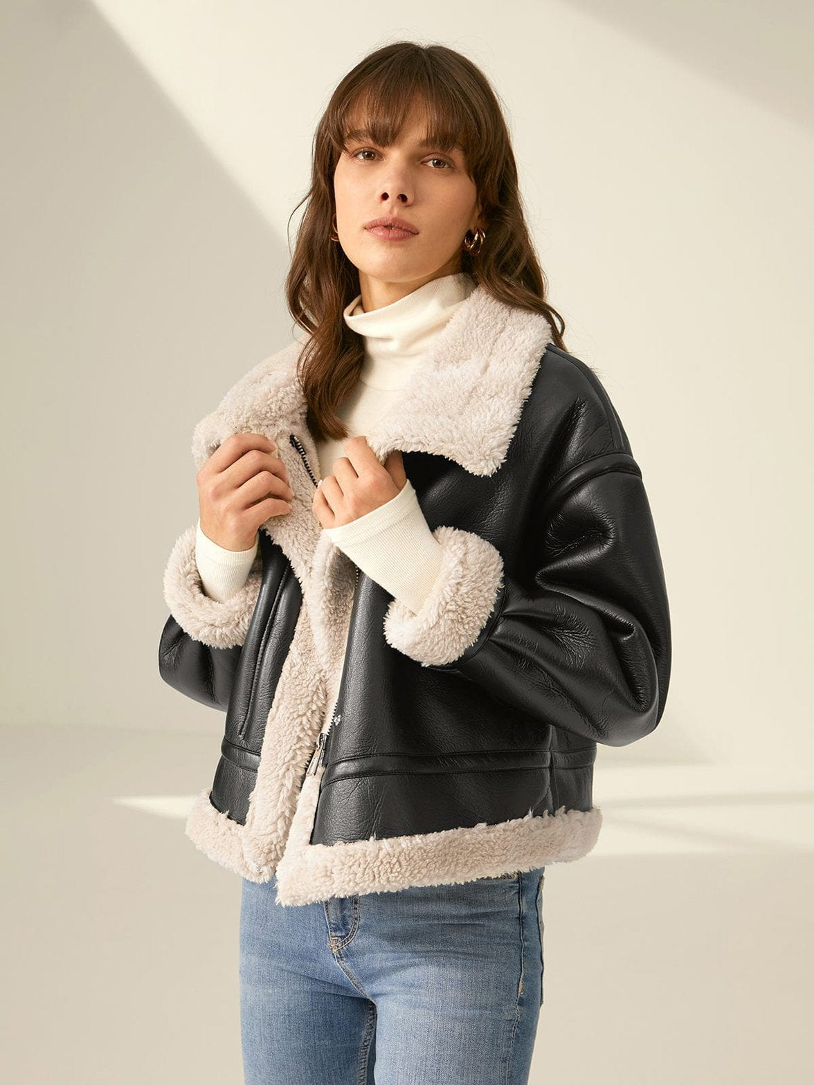 Détail col sherpa veste aviateur élégant