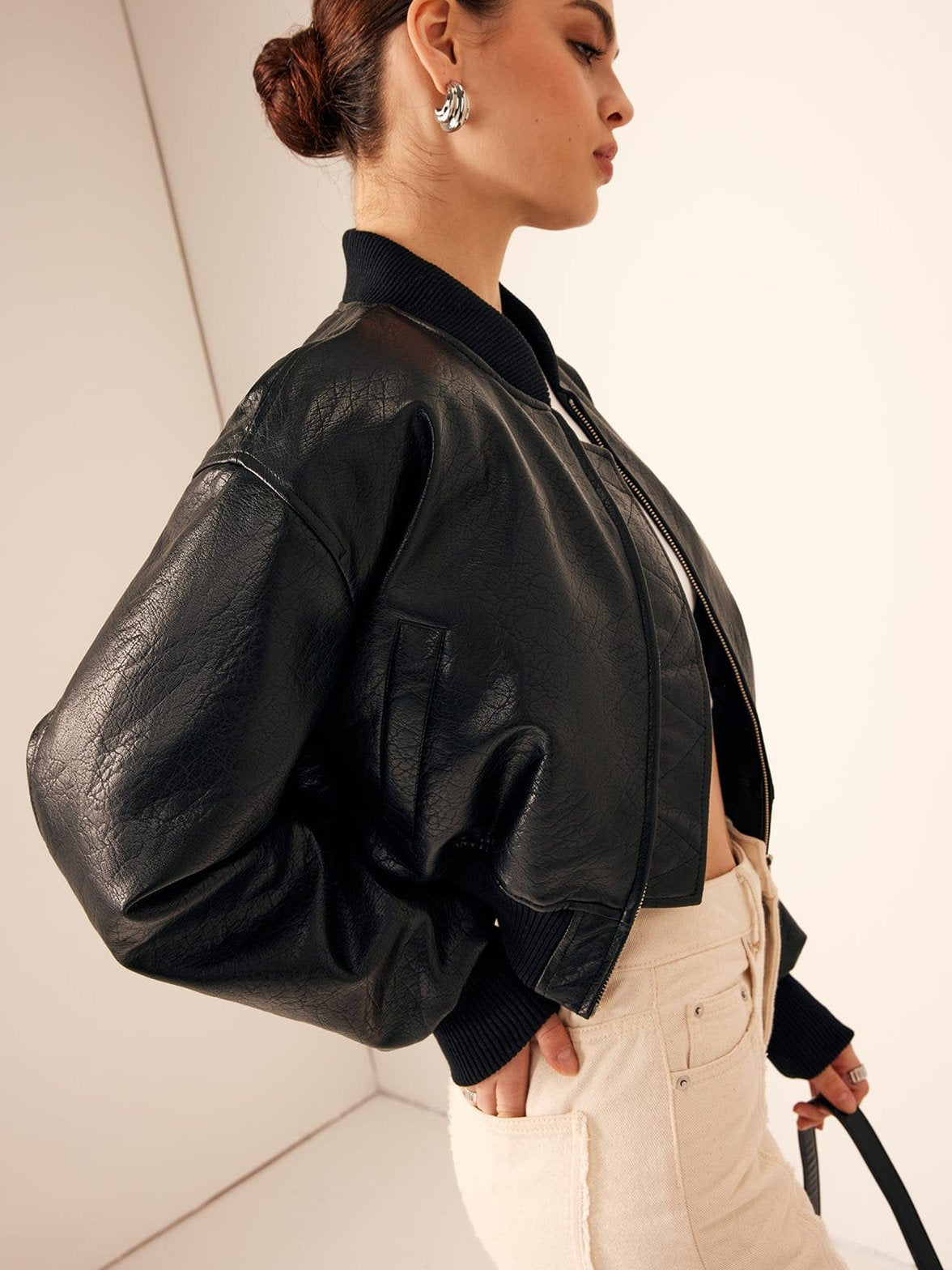 Veste bomber noire vue de dos nuage