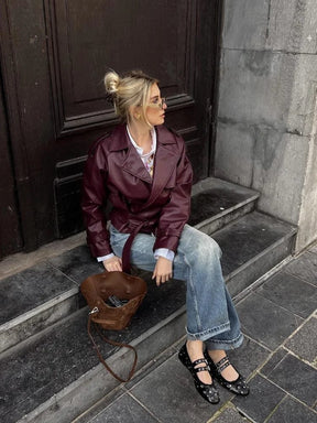 Vue de dos veste cuir ceinturée soie