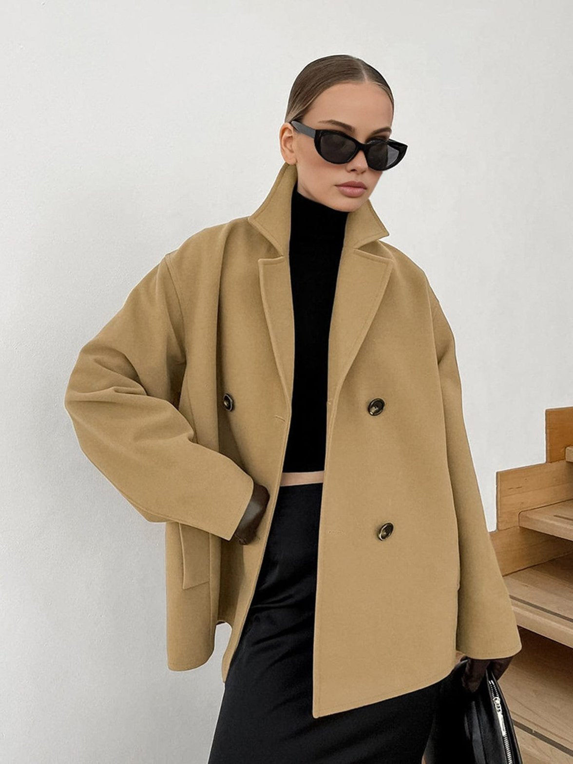 Veste oversize beige élégante style minimaliste lumière