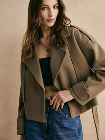 Veste courte ceinturée beige élégance