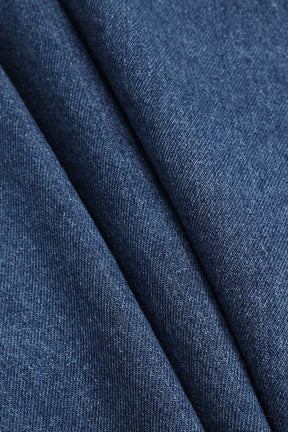 Veste en jean boutonnée vue de profil pluie