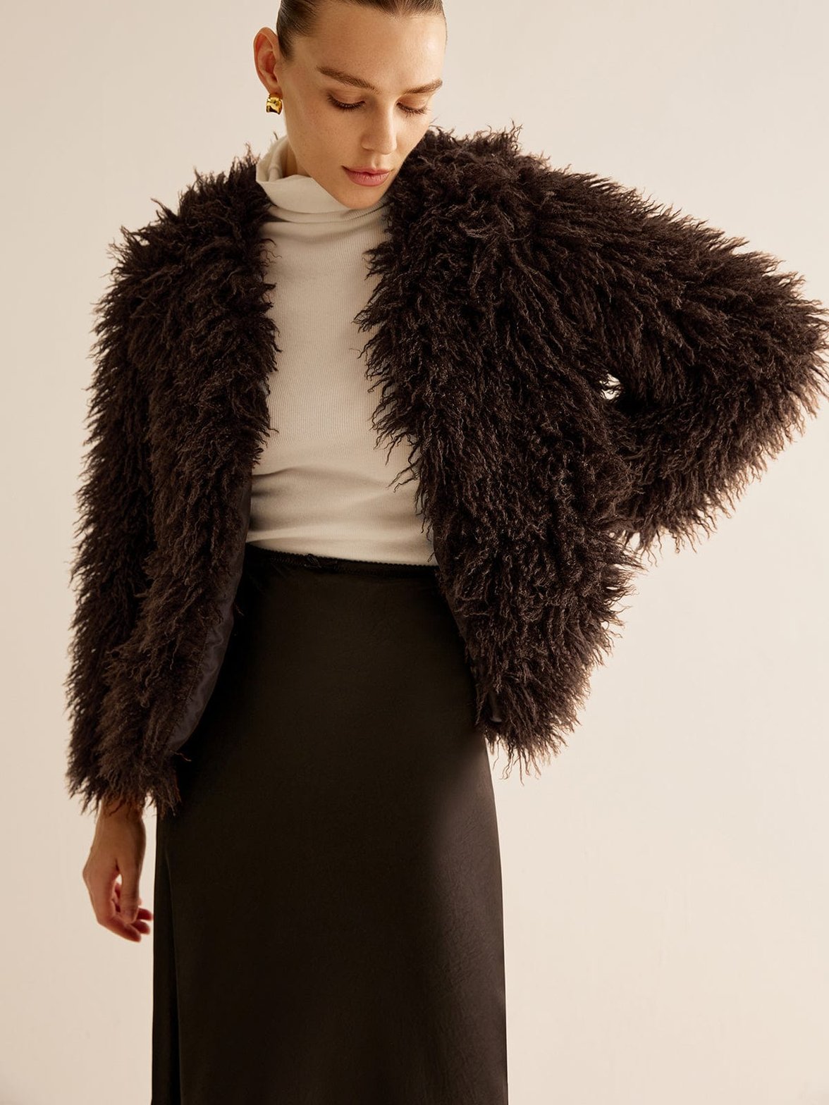 Veste fourrure synthétique marron vue de face soleil